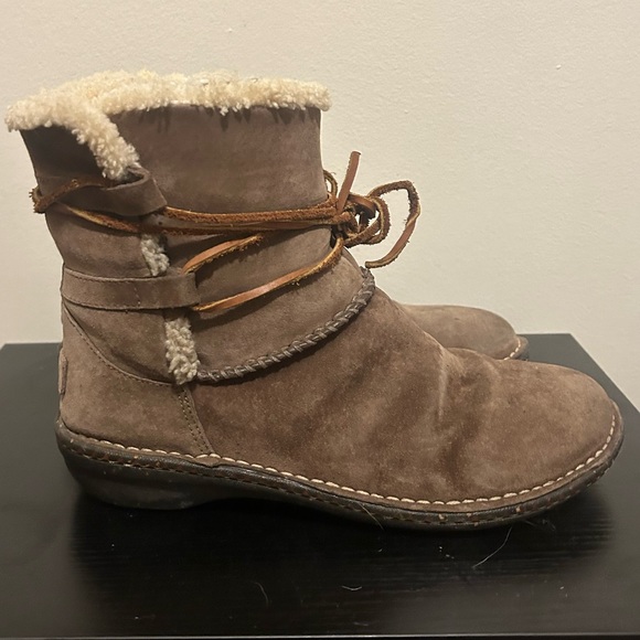 Ugg Boots - Picture 1 of 10